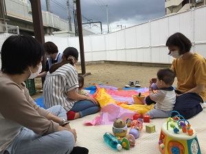 園庭遊びの様子です。あたたかい空間でお待ちしています！