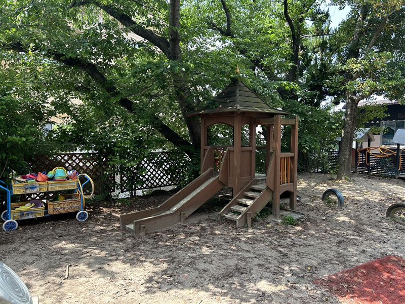 乳児園庭です。小さ遊具もあります。