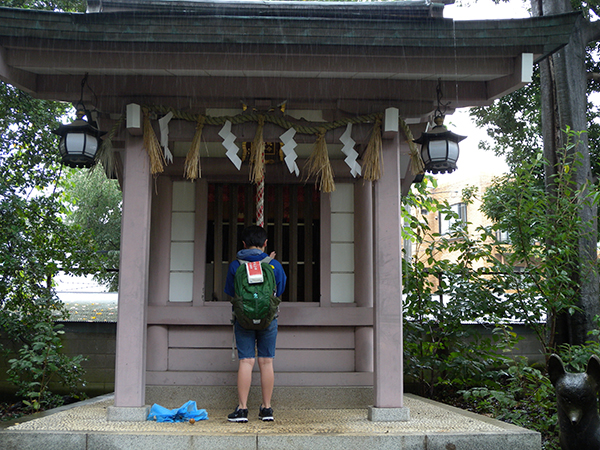 奥にある稲荷（いなり）神社