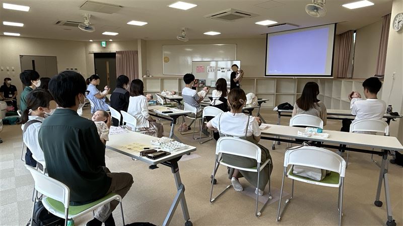 赤ちゃんを抱く練習をしています